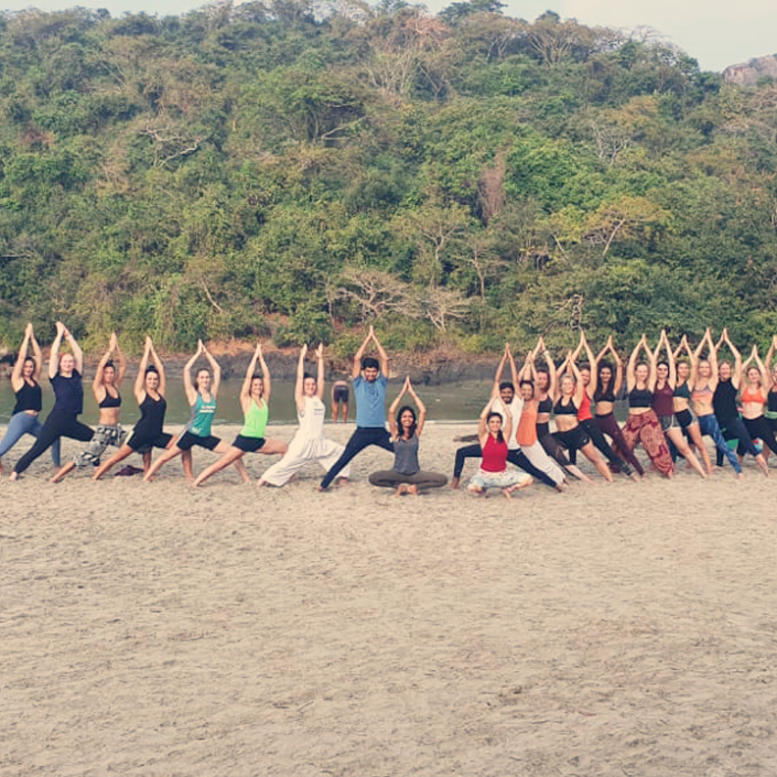 Yoga_Indien_Gruppe_Strand_square_BEE.YOGA