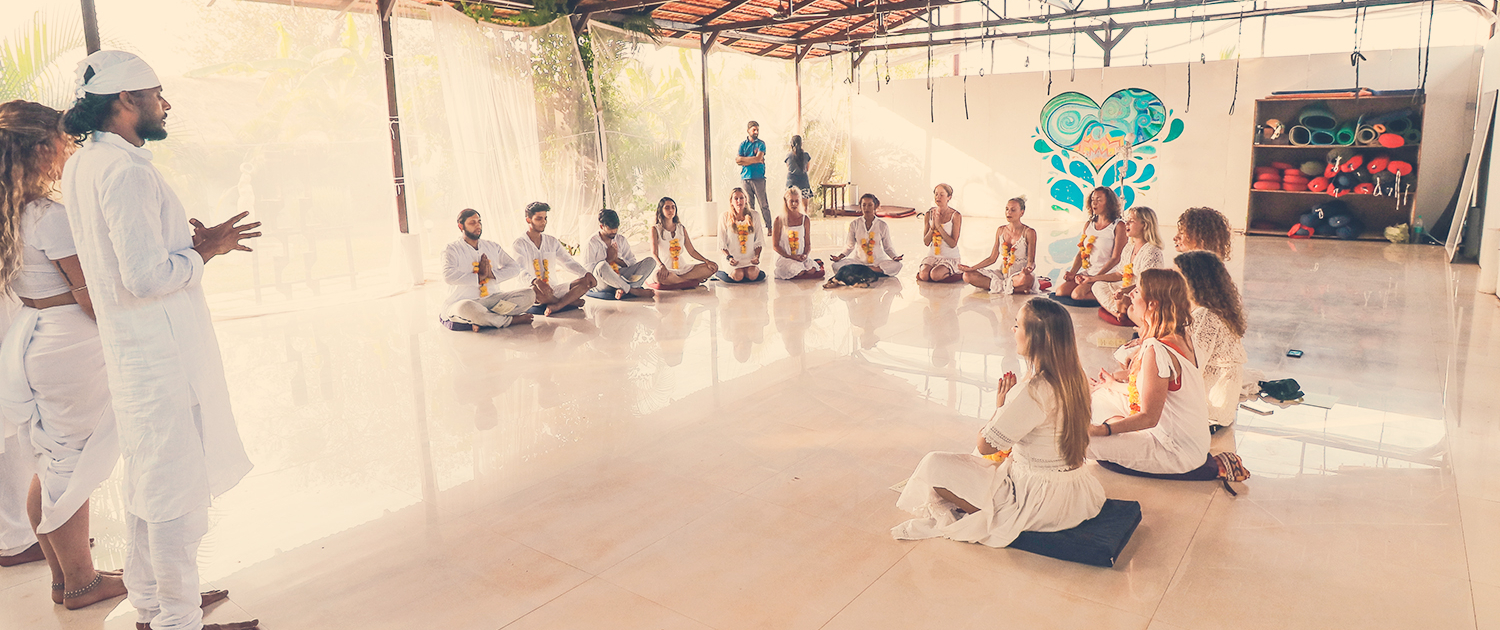 Yoga_Indien_Meditationsszene_BEE.YOGA