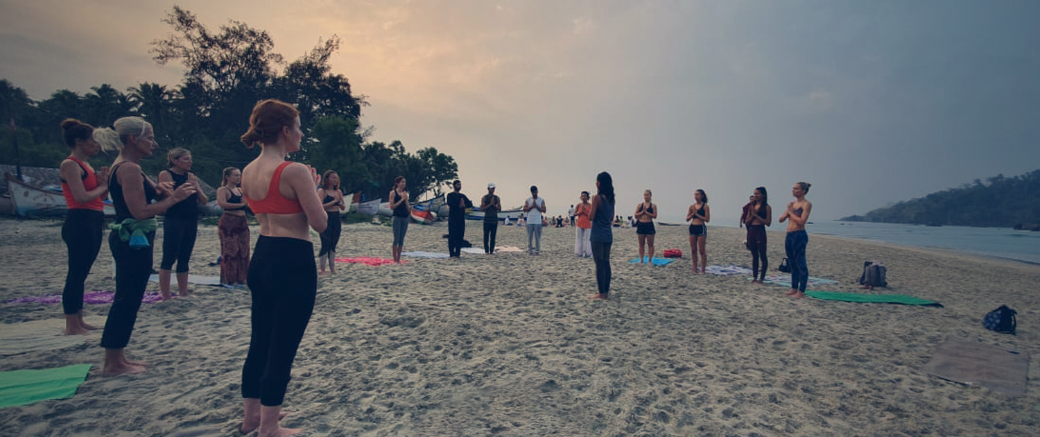 Yoga_Indien_Strandszene_BEE.YOGA