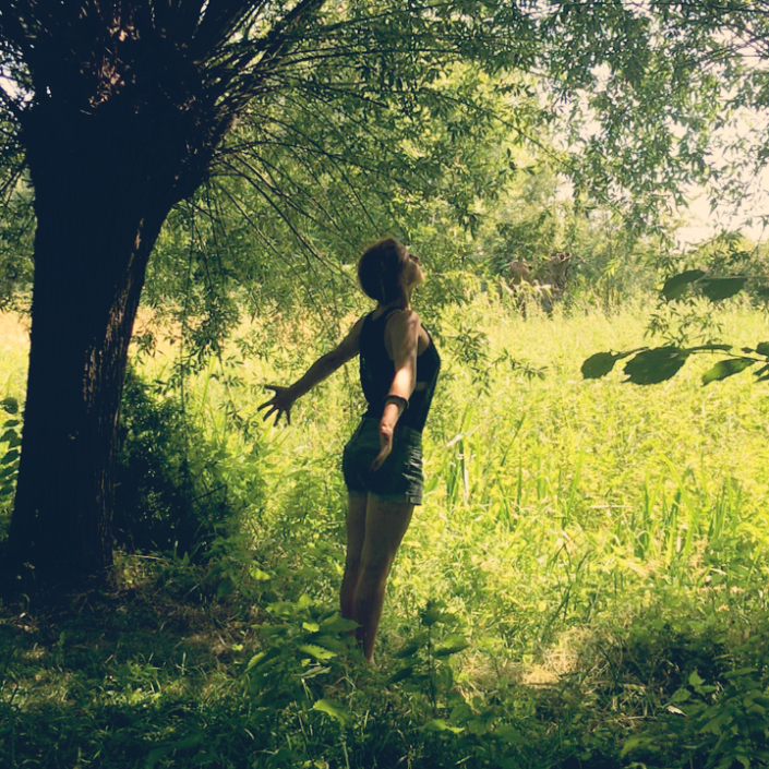 Yoga_und_Atmen_Outdoor_im_Gruenen_BEE.YOGA