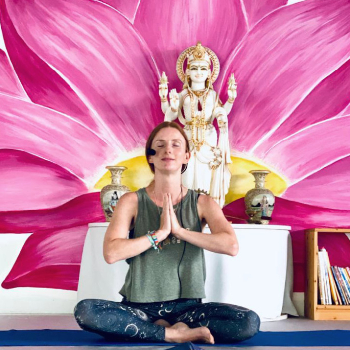 Denise von BEE.YOGA im Schneidersitz